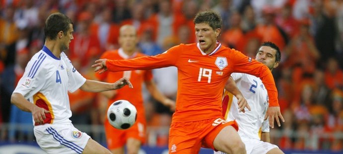 Huntelaar bojuje o míč s Tamasem