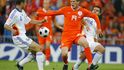 Huntelaar bojuje o míč s Tamasem