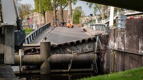 Poničený otočný most v nizozemském Groningenu