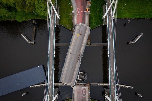 Poničený otočný most v nizozemském Groningenu
