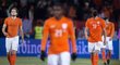 Zklamaní fotbalisté Nizozemska po prohře na Islandu 0:2