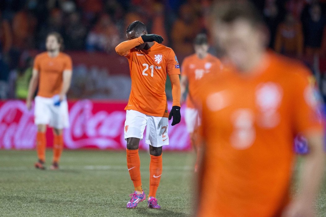 Zklamaní fotbalisté Nizozemska po prohře na Islandu 0:2