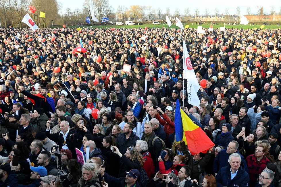 Protesty proti pandemickým opatřením v Amsterdamu, 2. ledna 2022.