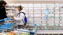 Supermarkety v Nizozemsku nestíhají doplňovat zásoby, lidé nakupují ve velkém (13.3.2020)