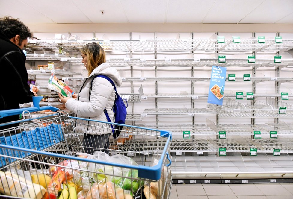 Supermarkety v Nizozemsku nestíhají doplňovat zásoby, lidé nakupují ve velkém (13.3.2020).