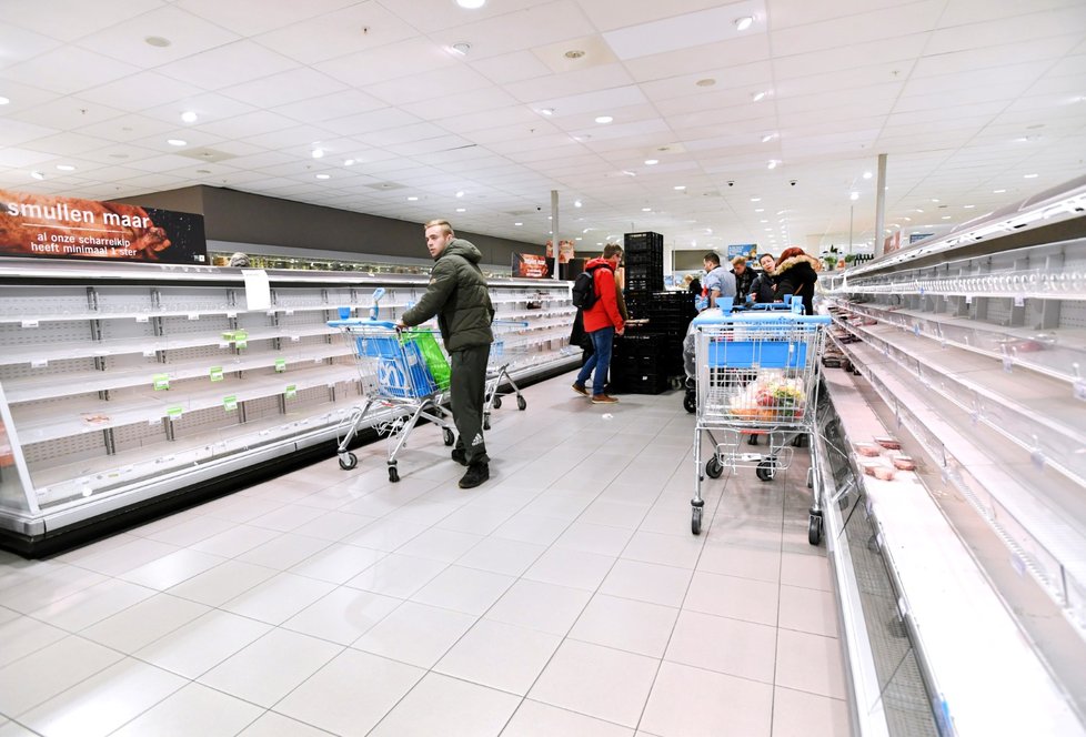 Supermarkety v Nizozemsku nestíhají doplňovat zásoby, lidé nakupují ve velkém (13.3.2020).