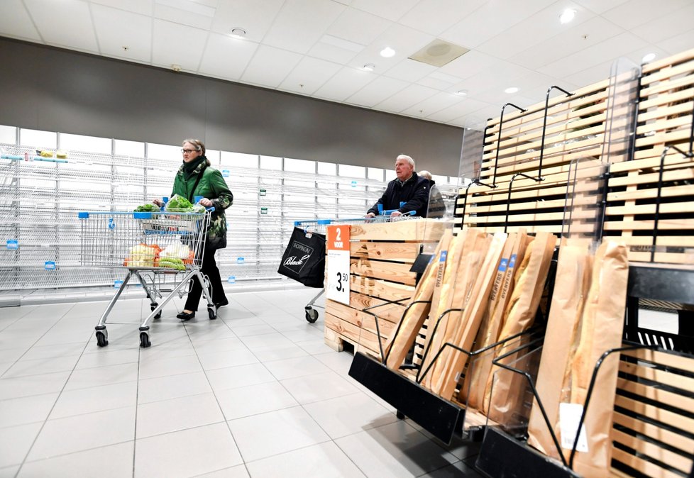 Supermarkety v Nizozemsku nestíhají doplňovat zásoby, lidé nakupují ve velkém (13.3.2020).