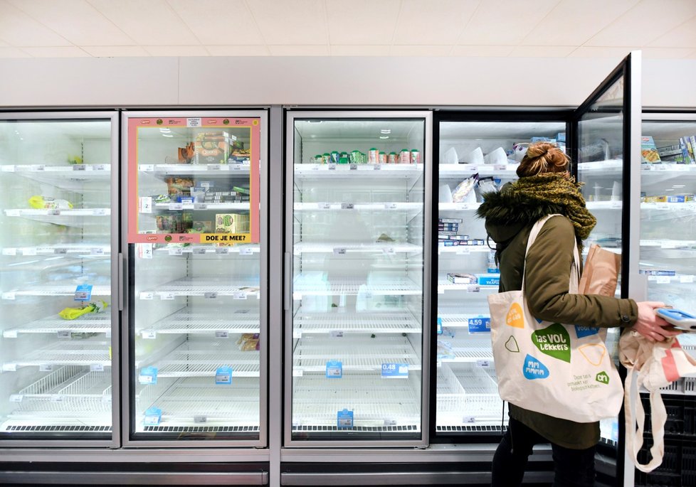Supermarkety v Nizozemsku nestíhají doplňovat zásoby, lidé nakupují ve velkém (13.3.2020).