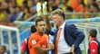 Trenér Louis van Gaal a záložník Memphis Depay