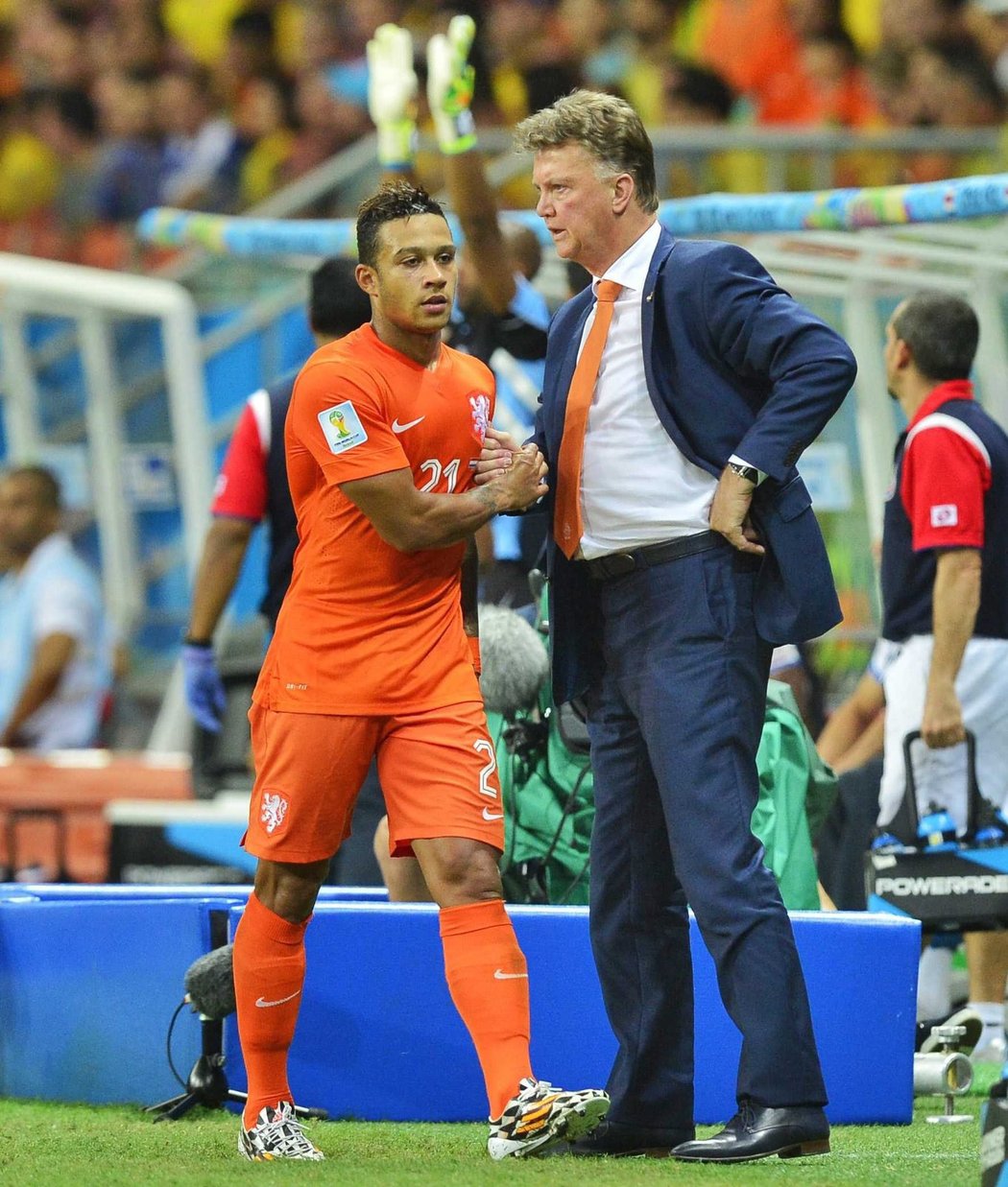 Trenér Louis van Gaal a záložník Memphis Depay