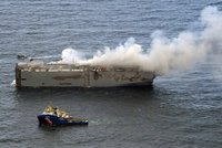 Hořící loď s 3000 automobily: Odtah kolosu znemožnil vítr