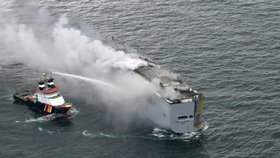 Hořící nákladní loď v Nizozemsku (26. 7. 2023)