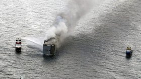 Hořící nákladní loď v Nizozemsku (26. 7. 2023)