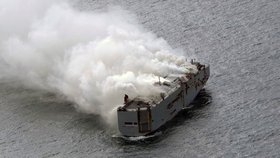Požár obří lodi plné elektromobilů: Od potopení ji drží jediné lano! Úřady hašení pozastavily
