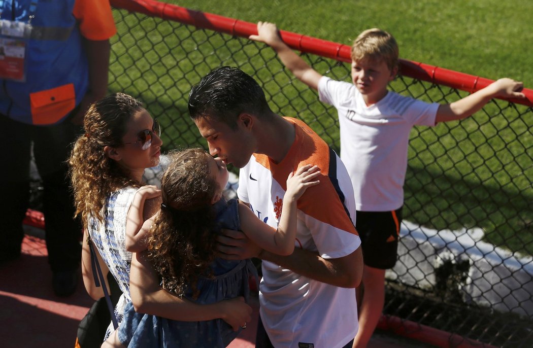 Robin van Persie políbil svou dceru i manželku po tréninku nizozemské reprezentace.