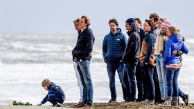 Skupinu surfařů překvapily vysoké vlny. Pět jich nepřežilo.