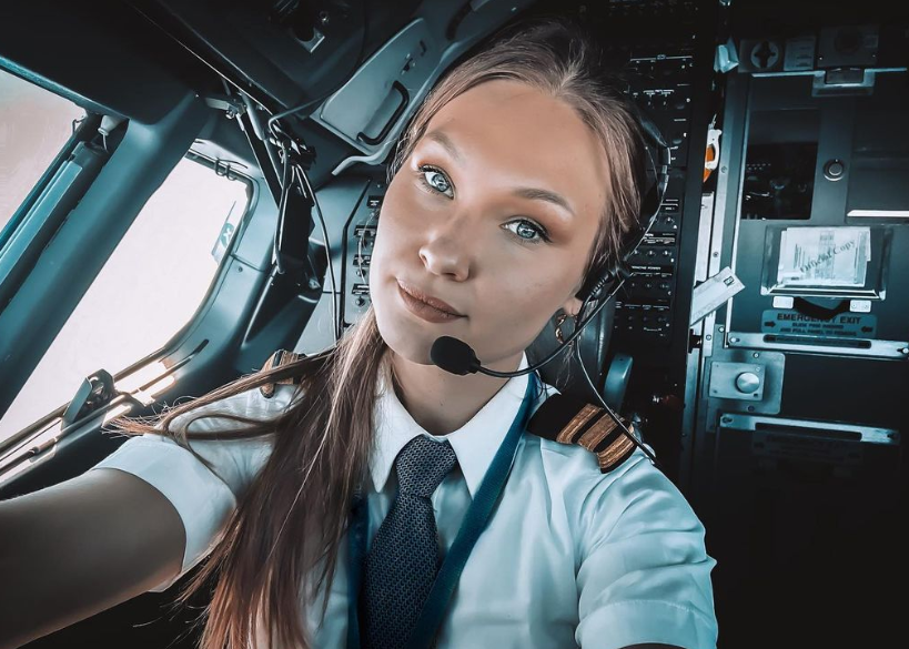 Sexy pilotka (31) brázdí oblohu v obřím boeingu.