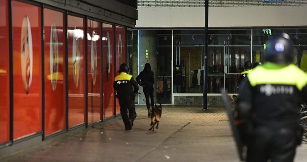 V nizozemském Maastrichtu došlo ve čtvrtek večer k útoku nožem, na místě zůstal minimálně jeden mrtvý.