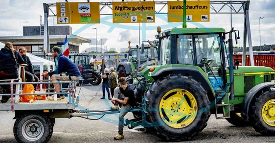 Nizozemci se bouří proti likvidaci farem, vláda se kvůli emisím uhlíku rozhodla omezit chov skotu  