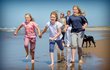 Nizozemský královský pár Willem Alexander a Maxima s dětmi na pláži ve Vassenaaru