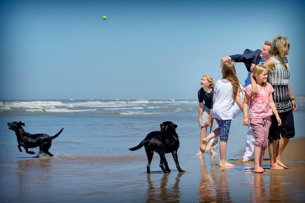 Nizozemský královský pár Willem Alexander a Maxima s dětmi na pláži ve Vassenaaru
