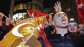 Turečtí demonstrující v Rotterdamu vítající ministryni