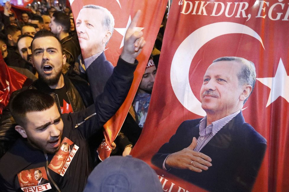 Protesty místních Turků v Rotterdamu