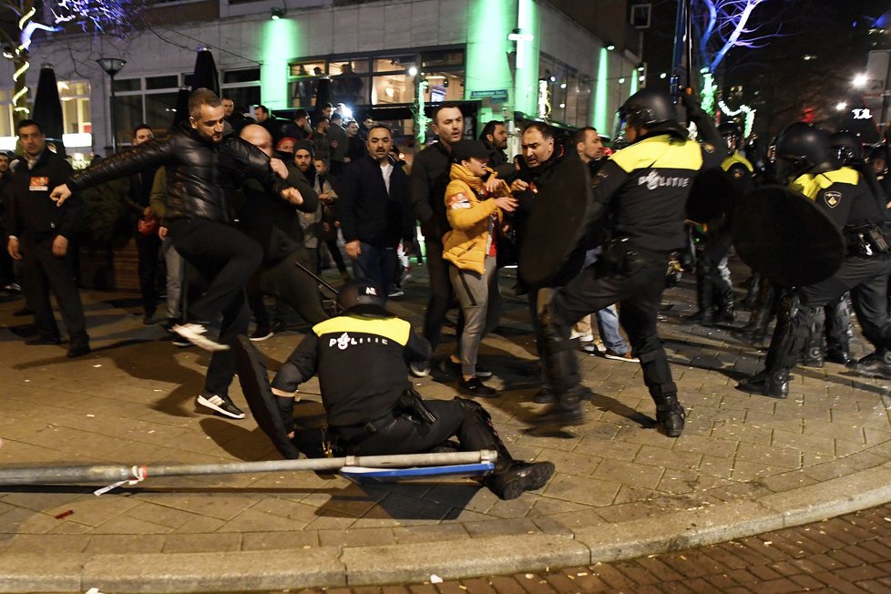 Protesty místních Turků v Rotterdamu