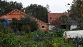 Josef držel děti ve sklepě kvůli „konci věků“. Je ve vazbě, na statku našli balík peněz 