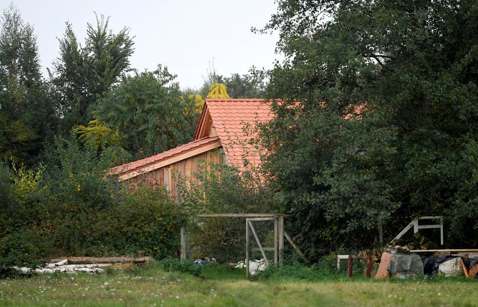 Muž v Nizozemsku držel rodinu roky ve sklepě