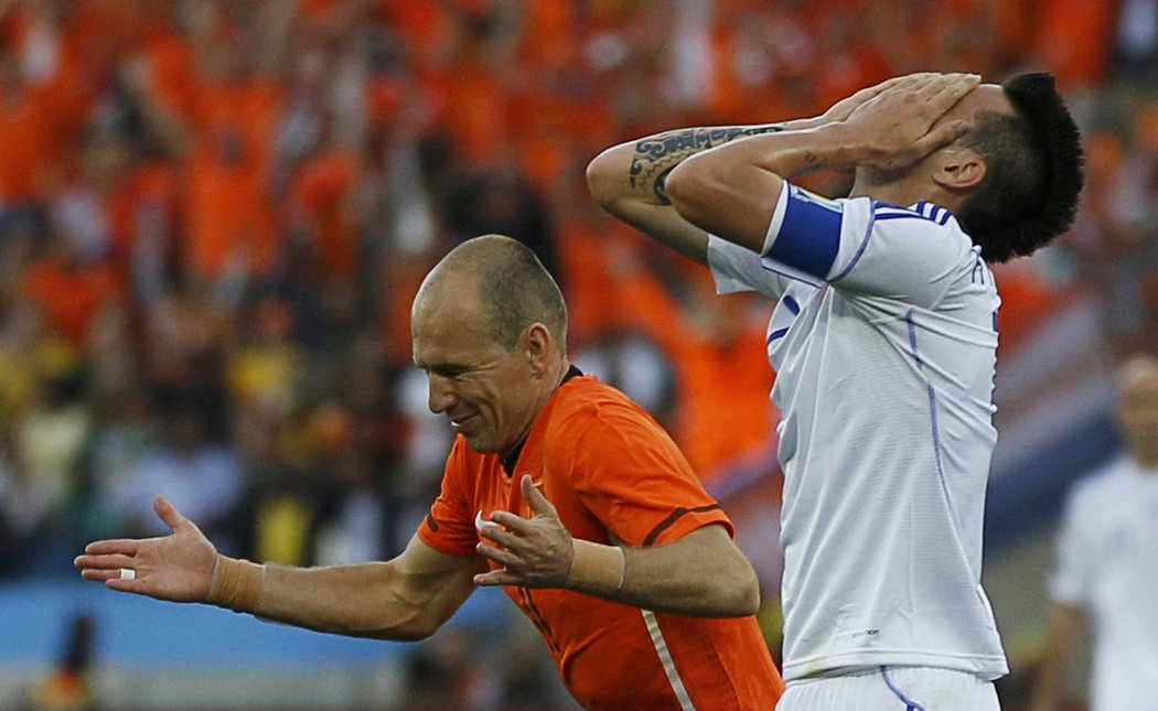 Arjen Robben běží slavit, Marek Hamšík se zoufale drží za hlavu.