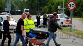 Návštěvníci opouštějí hudební festival Pinkpop v Nizozemsku poté, co zde z dosud neznámých důvodů najela dodávka do lidí (18.6.2018).