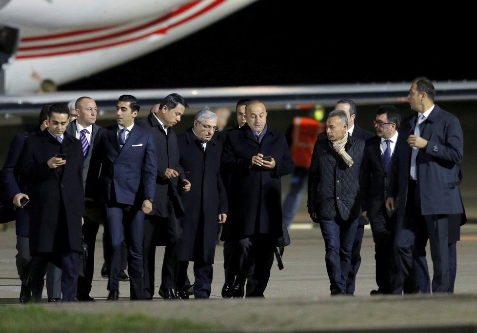 Delegace tureckého ministra zahraničí vystupuje ze svého letadla ve francouzských Métách po tom, co jim nebylo dovoleno přistát v Nizozemsku.