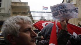 Proti postupu Nizozemska se protestovalo i v Istanbulu.