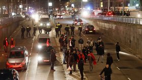 Turci protestovali na podporu tureckého prezidenta Erdogana před konzulátem v Rotterdamu, kde je rozehnala nizozemská policie.