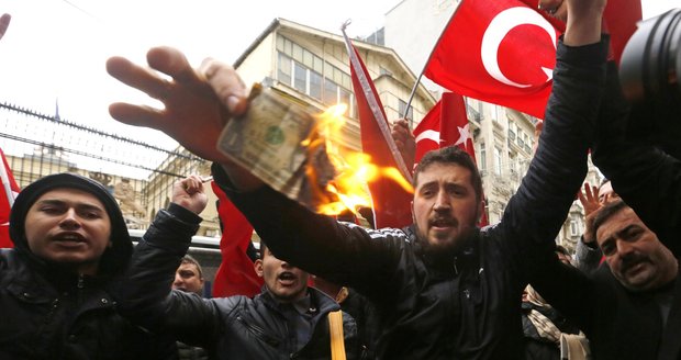 Turecko přiživuje roztržku s Nizozemci. Předvolalo si velvyslance