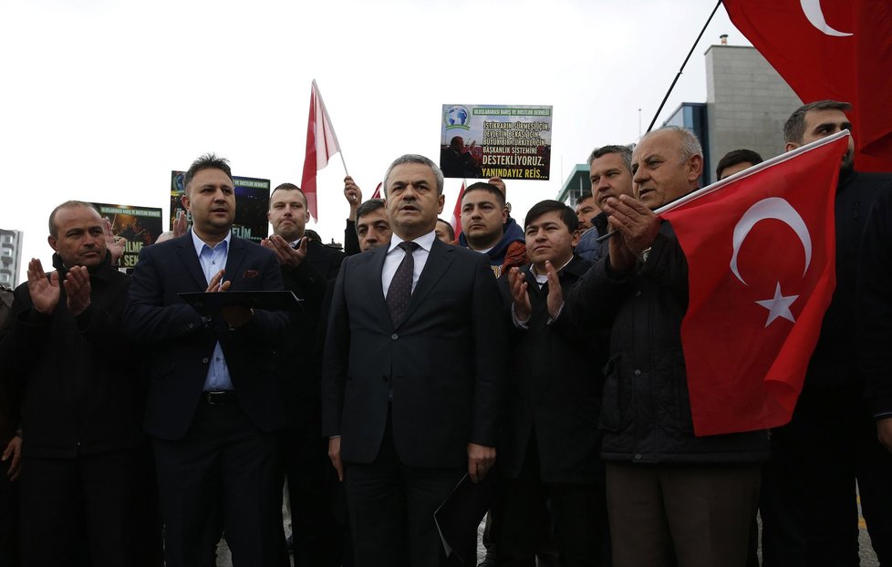 Proti chování nizozemských úřadů protestovali lidé před nizozemskou ambasádou v Ankaře.