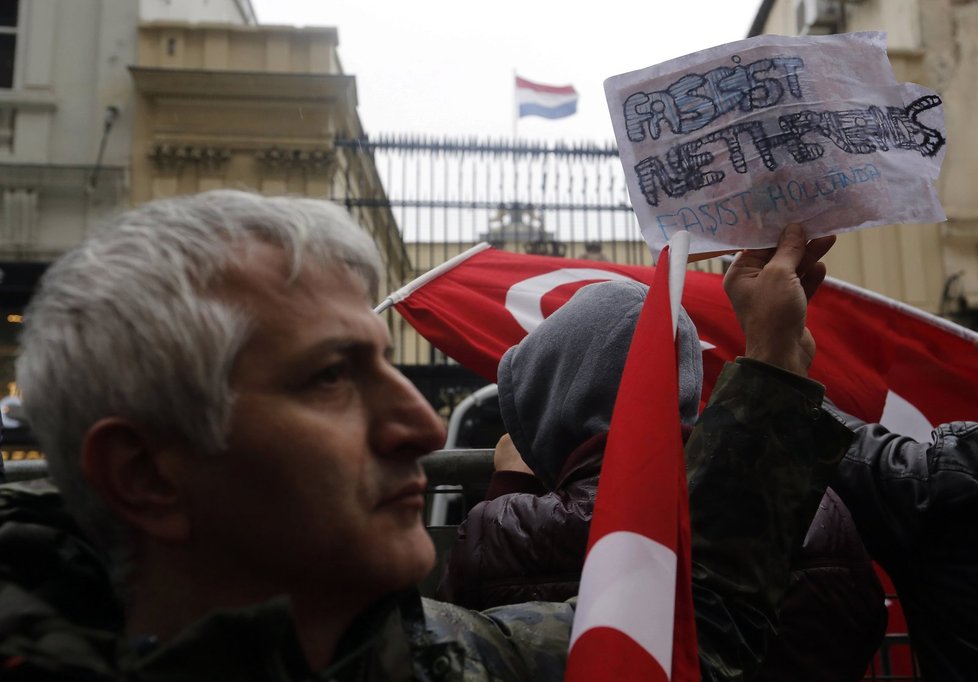 Proti postupu Nizozemska se protestovalo i v Istanbulu