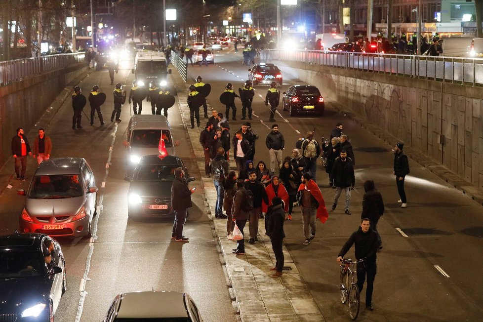 Turci protestovali na podporu tureckého prezidenta Erdogana před konzulátem v Rotterdamu, kde je rozehnala nizozemská policie.