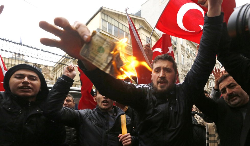 Protesty před nizozemským konzulátem v Istanbulu