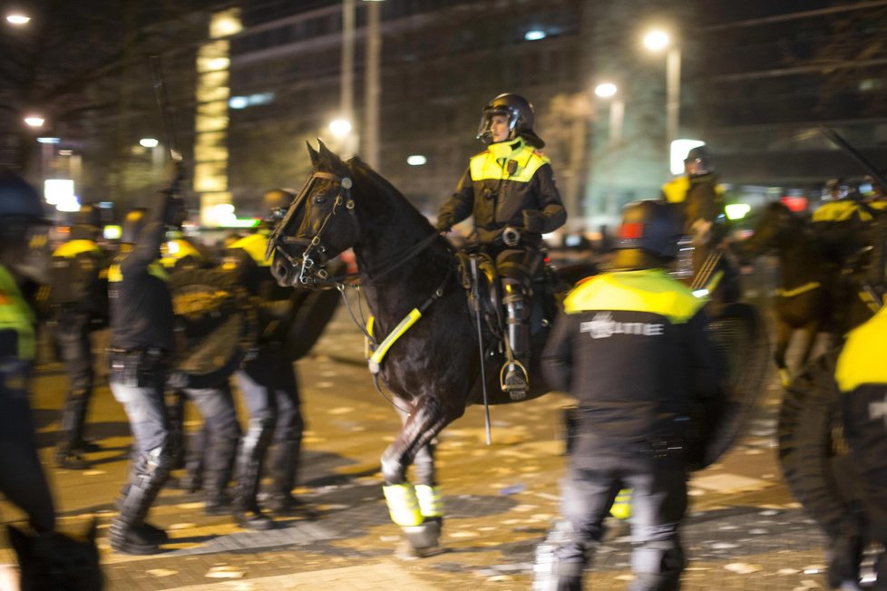 Protesty na podporu prezidenta Erdogana před tureckým konzulátem v Rotterdamu