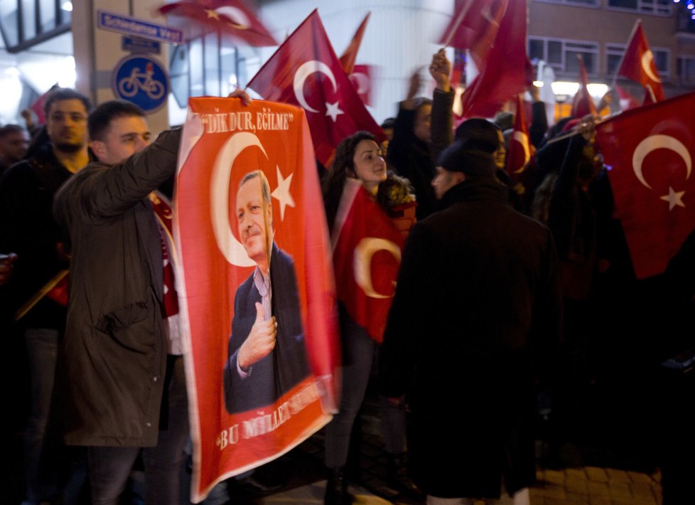 Protestující na podporu prezidenta Erdogana v Rotterdamu