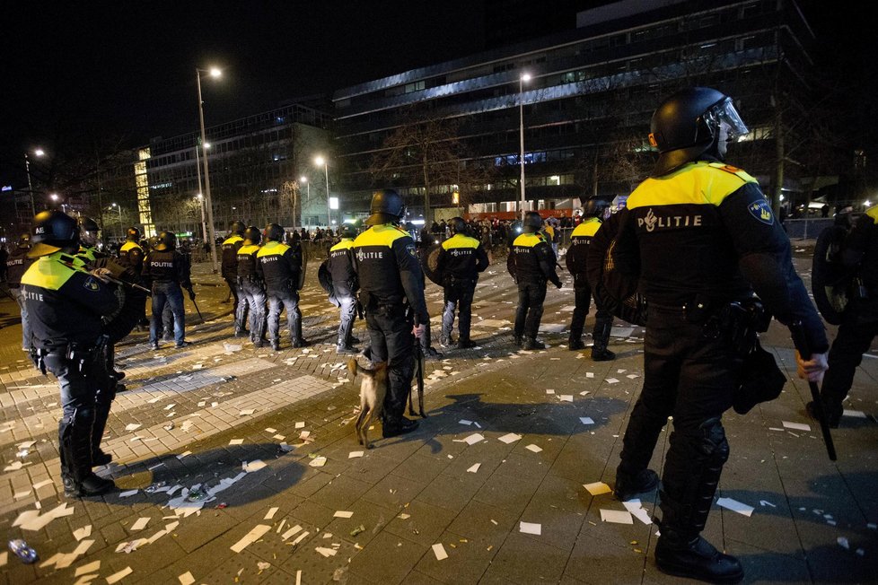 Protesty Turků před konzulátem v Rotterdamu