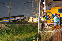 Vlak u Haagu narazil do jeřábu a vykolejil: Jeden mrtvý a desítky zraněných