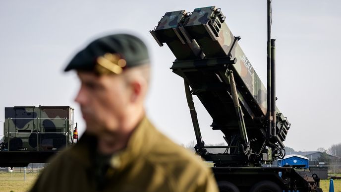 Řada evropských zemí se ze značné míry spoléhá na dovoz amerických zbrnaí. Řada evropských zemí se ze značné míry spoléhá na dovoz amerických zbrnaí.