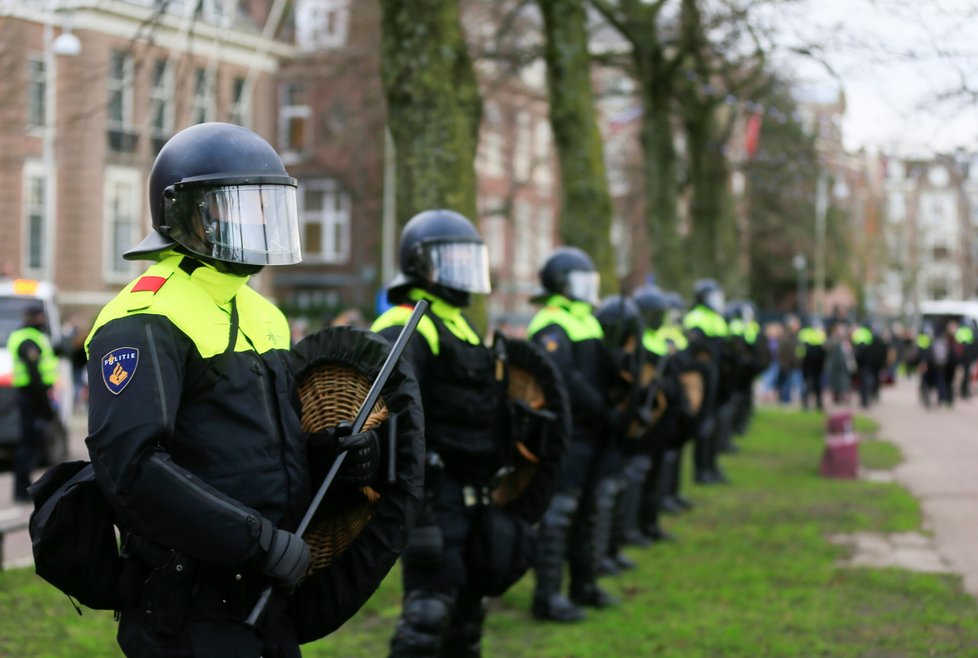 Nizozemci protestují proti koronavirovým opatřením (24.1.2021)