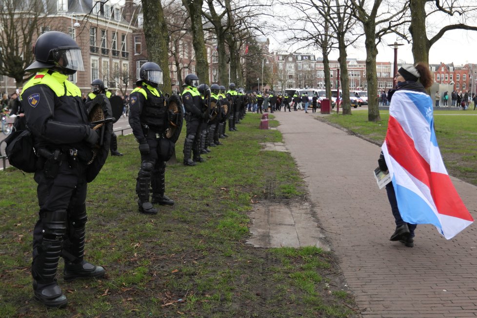 Nizozemci protestují proti koronavirovým opatřením (24.1.2021)