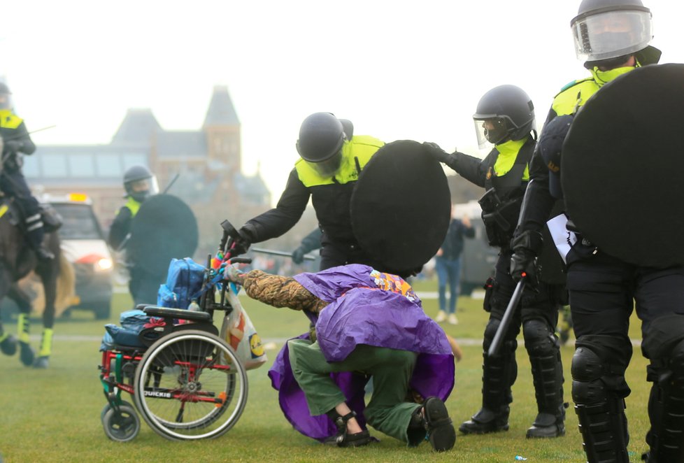 Nizozemci protestují proti koronavirovým opatřením (24.1.2021)