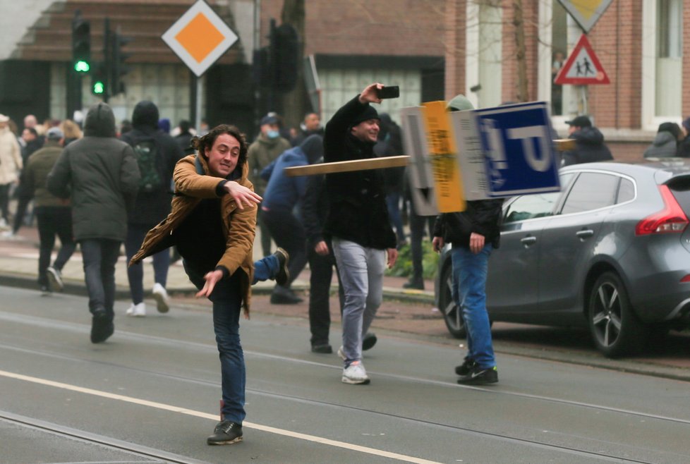 Nizozemci protestují proti koronavirovým opatřením (24.1.2021)