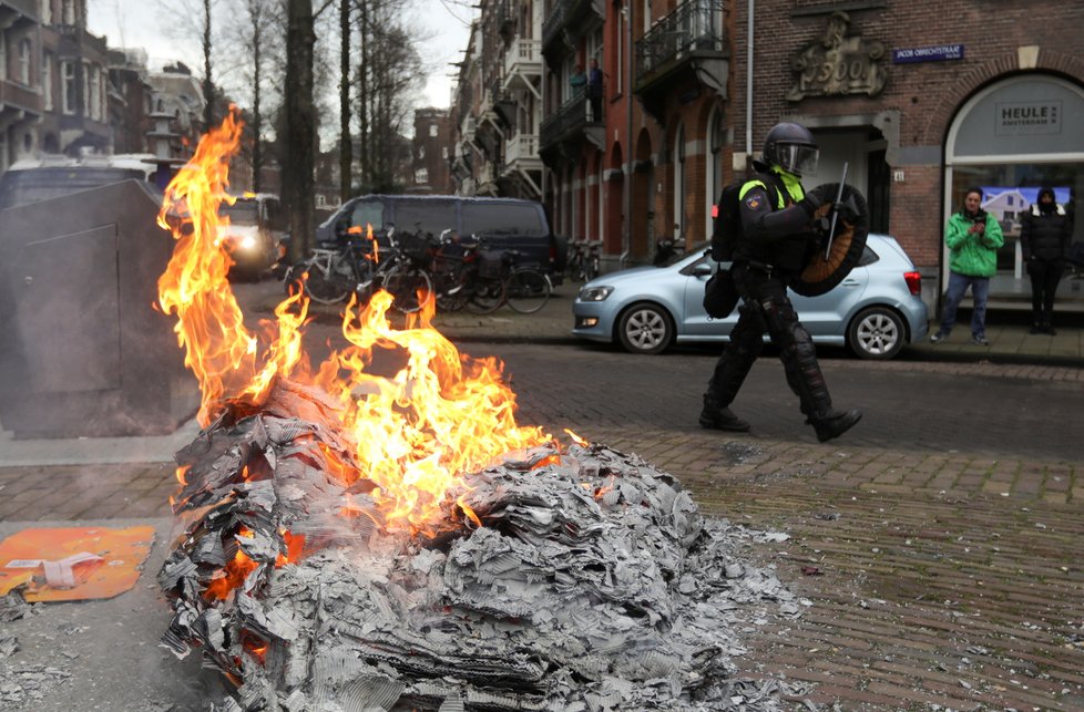 Nizozemci protestují proti koronavirovým opatřením (24.1.2021)